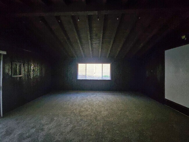 Building Photo - Spacious Private Home with Pool on Nearly Half an Acre