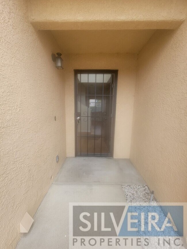 Building Photo - Unique 2 Bedroom Unit Available Now!