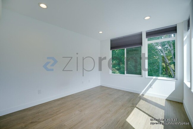Building Photo - 1061 S Cloverdale St