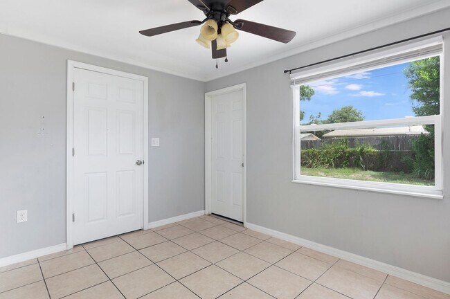 Building Photo - Charming & Rare 4-Bedroom Home in Saint Petersburg!