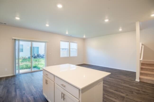 Building Photo - Beautiful newer construction 4 bed, 2.5 ba...