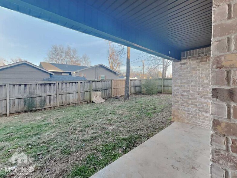 Building Photo - 102 NE Larkspur Ln