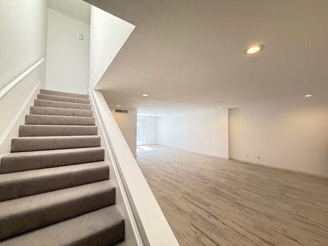 Building Photo - 500 Thunderbird Dr