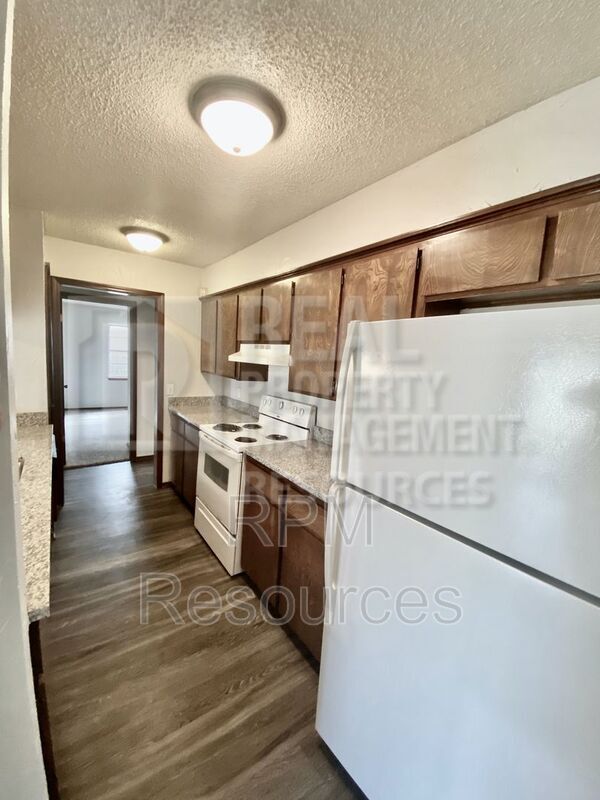 Building Photo - 913 Clear Creek