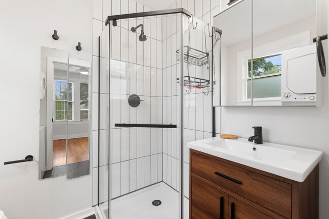 Building Photo - Charming 1-Bedroom in the Heart of Montrose!