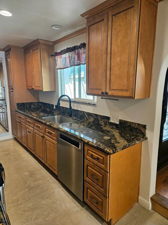 Building Photo - New Listing: Cozy 3-Bedroom, 3-Bathroom Ho...