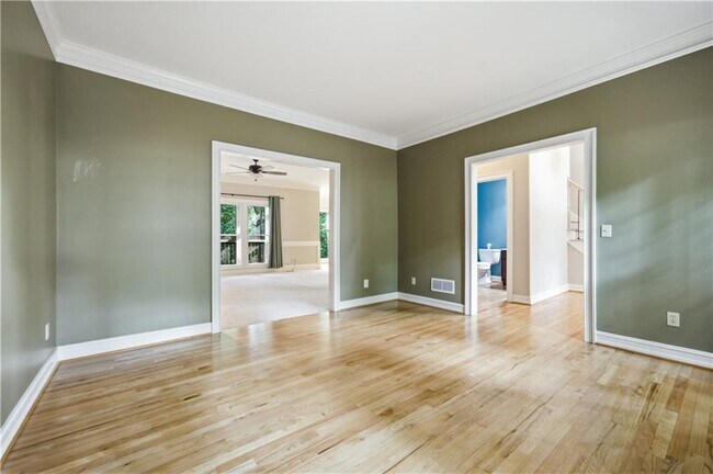 Building Photo - 5525 Hampstead Way