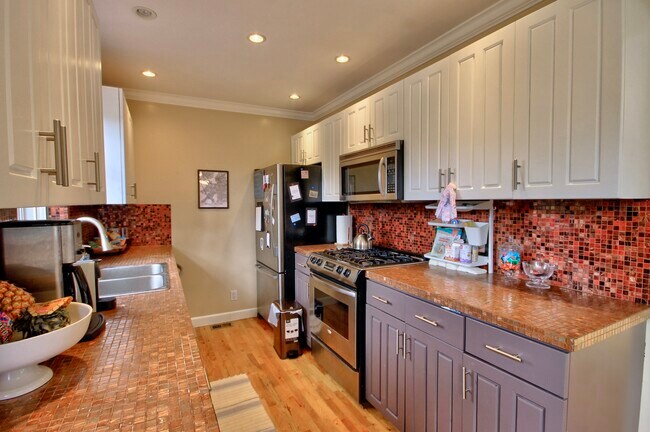 Building Photo - 631 Pacific St