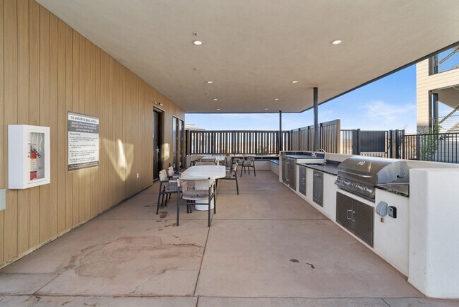 Building Photo - 206 N Chapparell Dr
