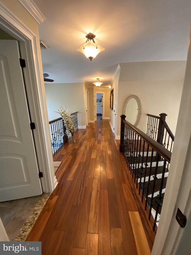 Building Photo - 6 Linden Ln