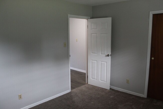Building Photo - 2 BR Duplex in Avon!