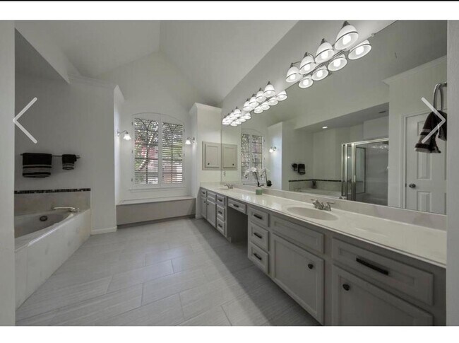 Building Photo - 6990 Oakwood Park