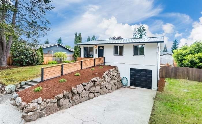 Building Photo - 2323 Oak Dr