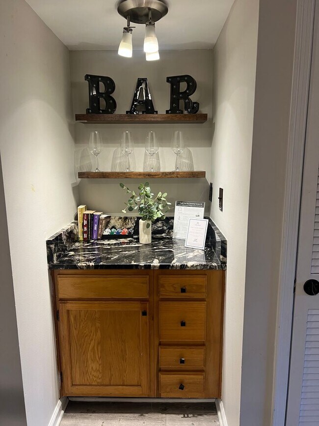 Building Photo - Furnished Updated Condo on HHI - Walk to the Beach!