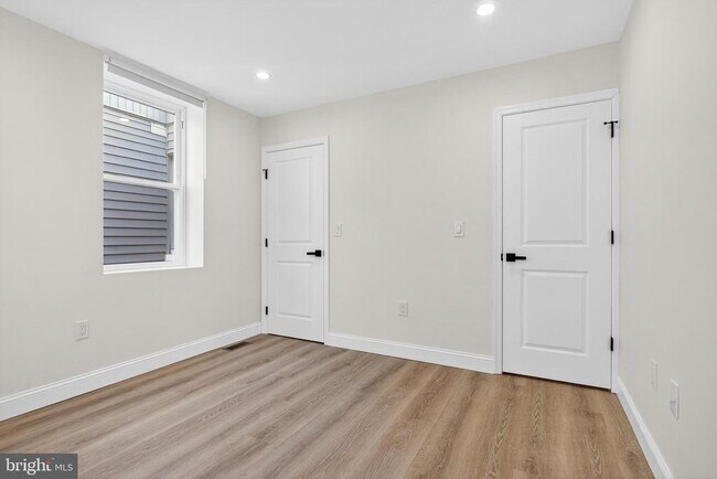 Building Photo - 5925 Woodcrest Ave