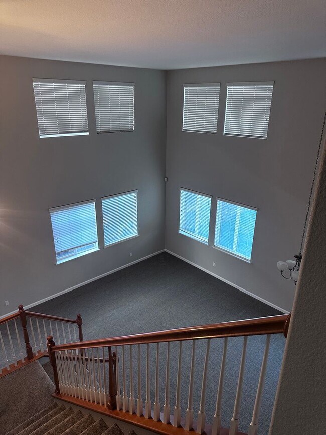 Building Photo - GORGEOUS HOME FOR RENT! NEW CARPET AND PAINT THROUGHOUT! 1 FULL BED AND BATH DOWNSTAIRS!