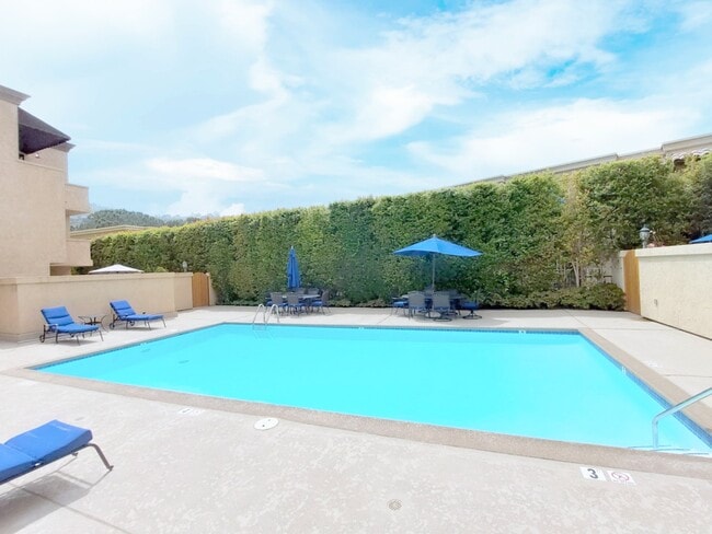 Building Photo - 2420 Torrey Pines Rd