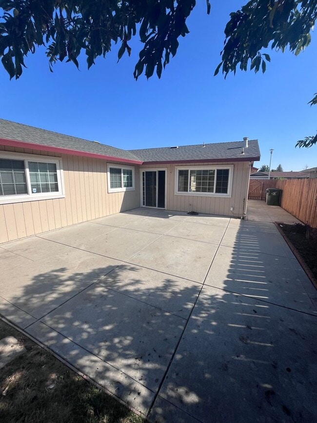 Building Photo - NICE UPDATED HOME IN SACRAMENTO!!