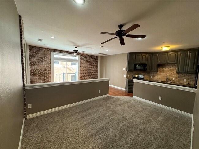 Building Photo - 21 E Center St