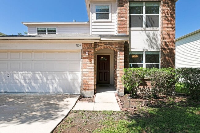 Building Photo - Rare 5 Bedroom Home Available for Immediat...