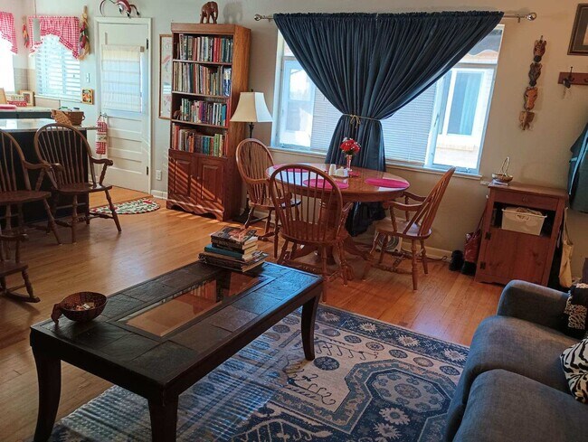 Building Photo - 2 Bedroom Townhouse in the heart of Tennyson!