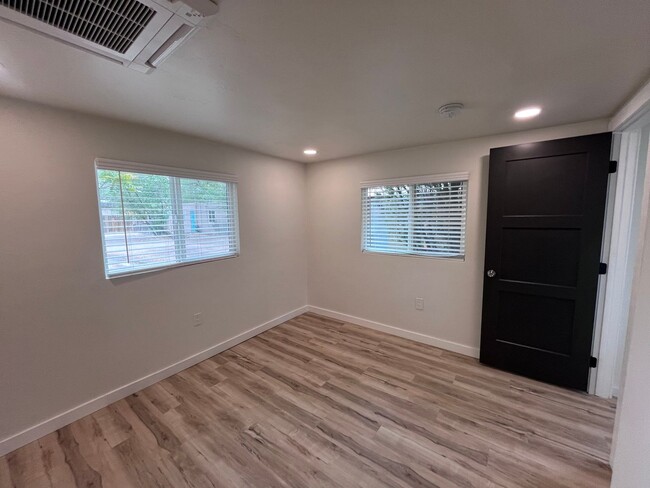 Building Photo - Just renovated! Stunning High-End Finishes!