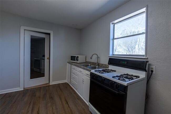 Building Photo - 2304 Thrasher Ln