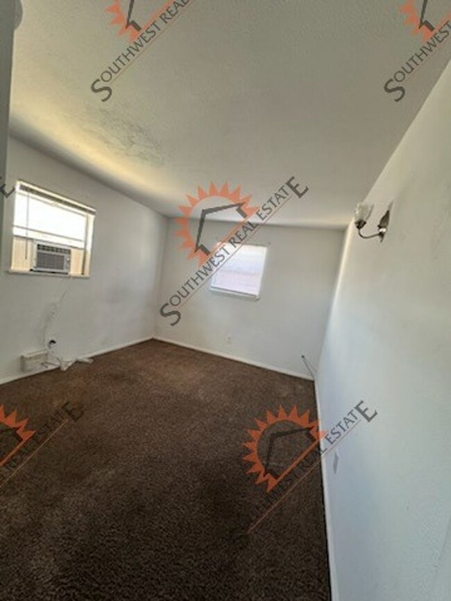 Building Photo - Charming 1 bedroom 1 bathroom duplex.