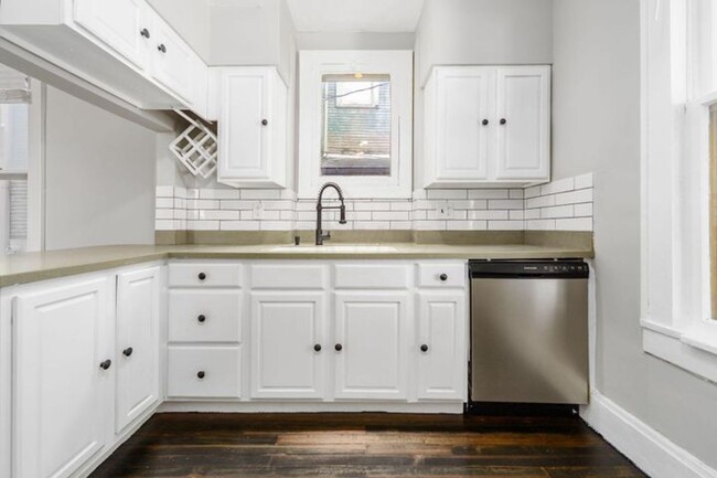 Building Photo - Adorable Brick Home in Italian Village!