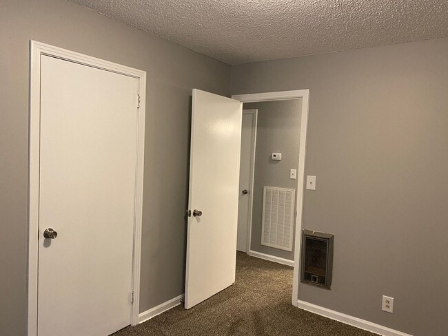 Building Photo - Great Location! Off College St! 3 Bed/1 Bath with 1000 sq. ft.