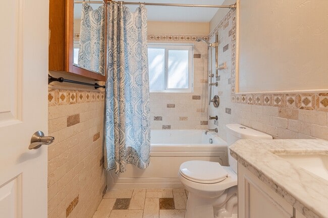 Building Photo - 833 2nd St