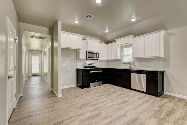 Building Photo - 721 League Cir