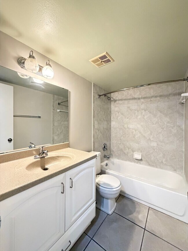 Building Photo - 584 Orange Dr