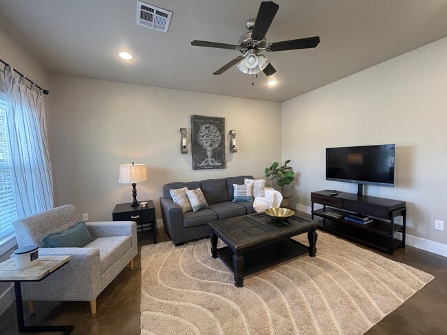 Primary Photo - 3301 Belmont Dr