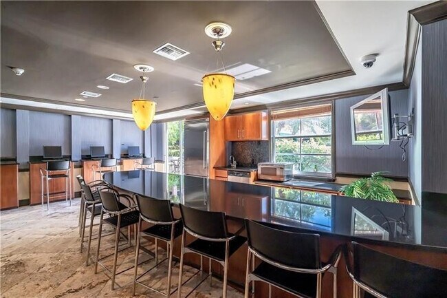 Building Photo - 520 SE 5 Ave