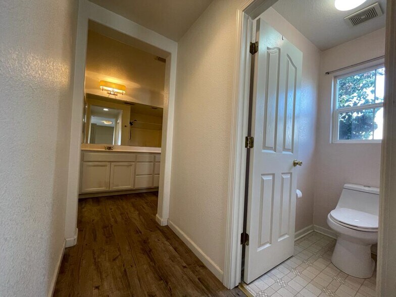 Building Photo - 21 Anjou Cir