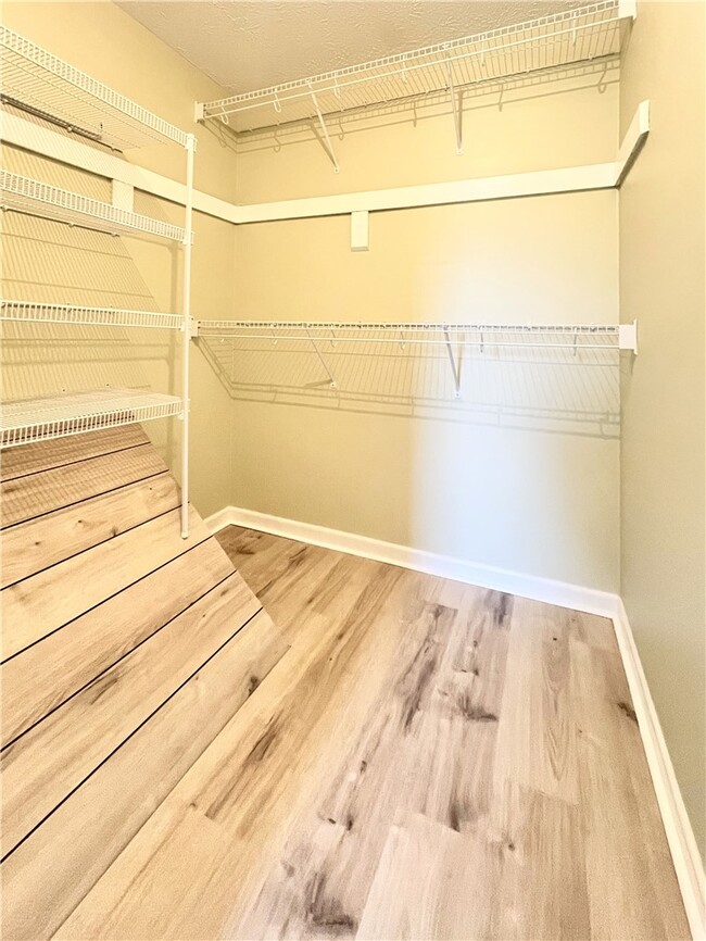 Building Photo - 3 Treetop Dr