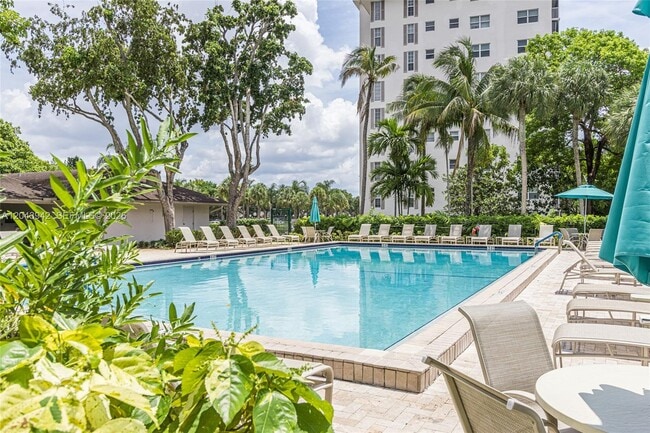 Building Photo - 3250 N Palm Aire Dr