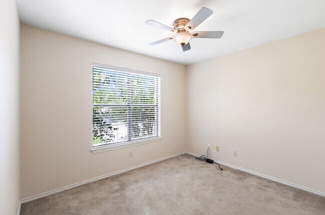 Building Photo - 265 Lohmann St