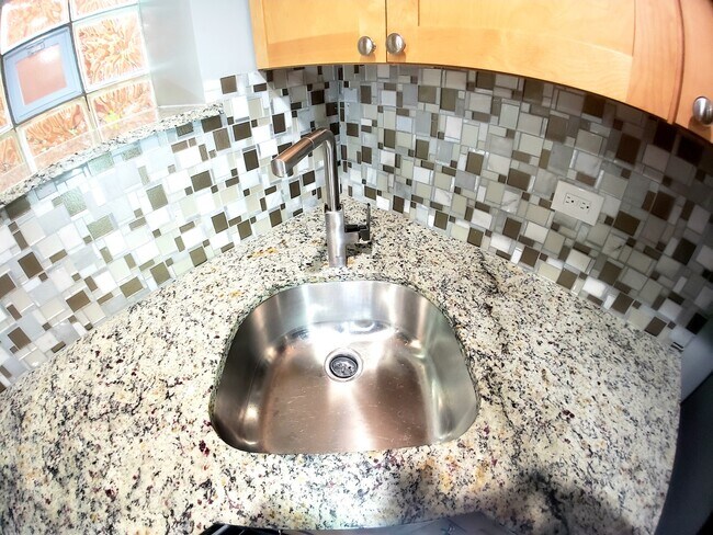 Building Photo - 5134 W Henderson St