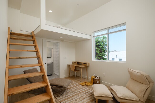 Building Photo - 3045 W Boulevard2A-2A