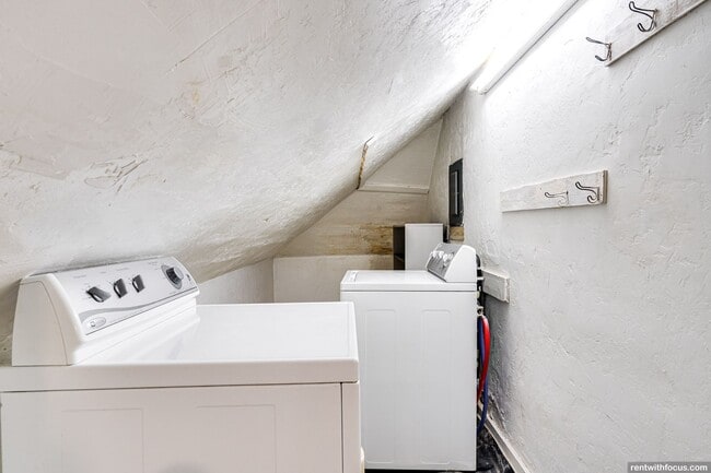 Building Photo - 1350 Manitowoc Rd