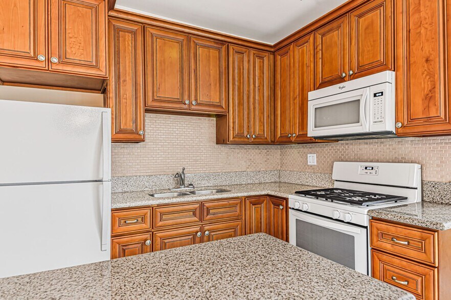 Building Photo - 1324 N Peterson Ave