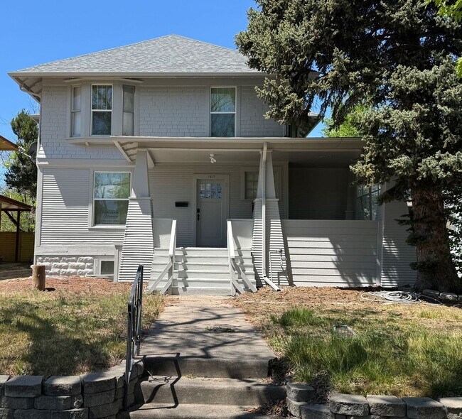 Building Photo - 8 Bedroom Home with 3 Kitchens Near UNC - Available as a single home or 2 separate units.