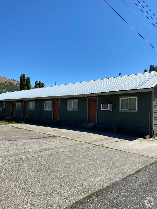 Building Photo - Newly Remodeled 2 Bedroom, 1 Bathroom Unit...
