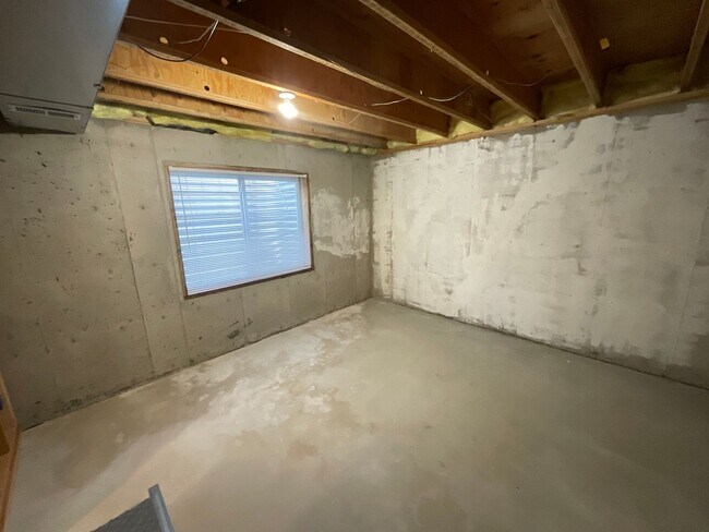 Building Photo - 4 Bedroom Home Available Near Research Pkwy & Scarborough Dr!