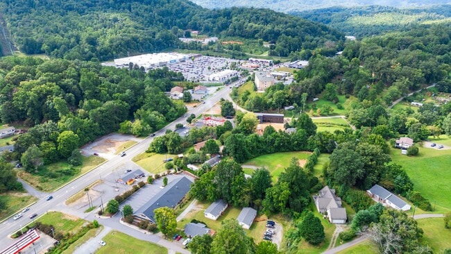 Building Photo - Nice 3BD/2BA Modular home near Lowes in Sylva available 5/1/26 for year long lease