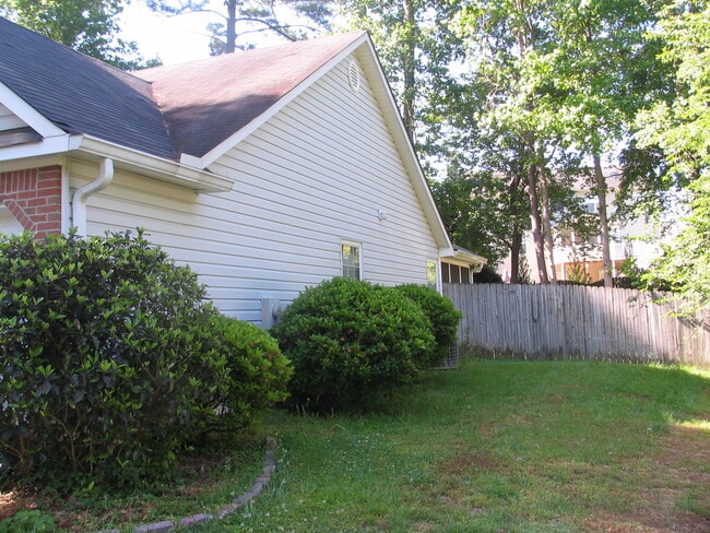 Building Photo - 525 Longwood Ln