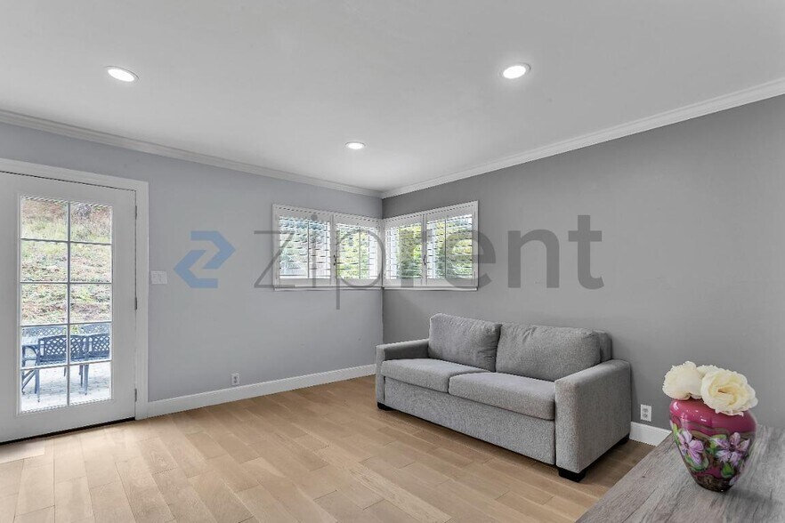 Building Photo - Unit