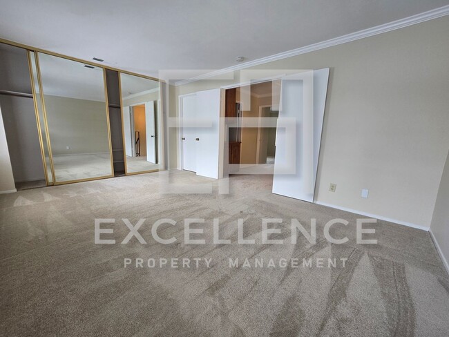 Building Photo - 3/1.5 Townhouse, 2 Car Garage, One Pet Neg...